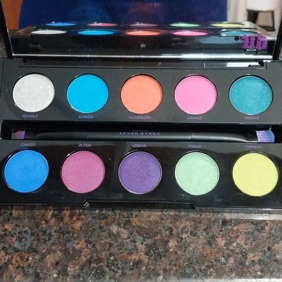 Urban Decay Electric Palette with Vibrant Hues and Free Physicians Formula Shimm - Picture 4 of 8